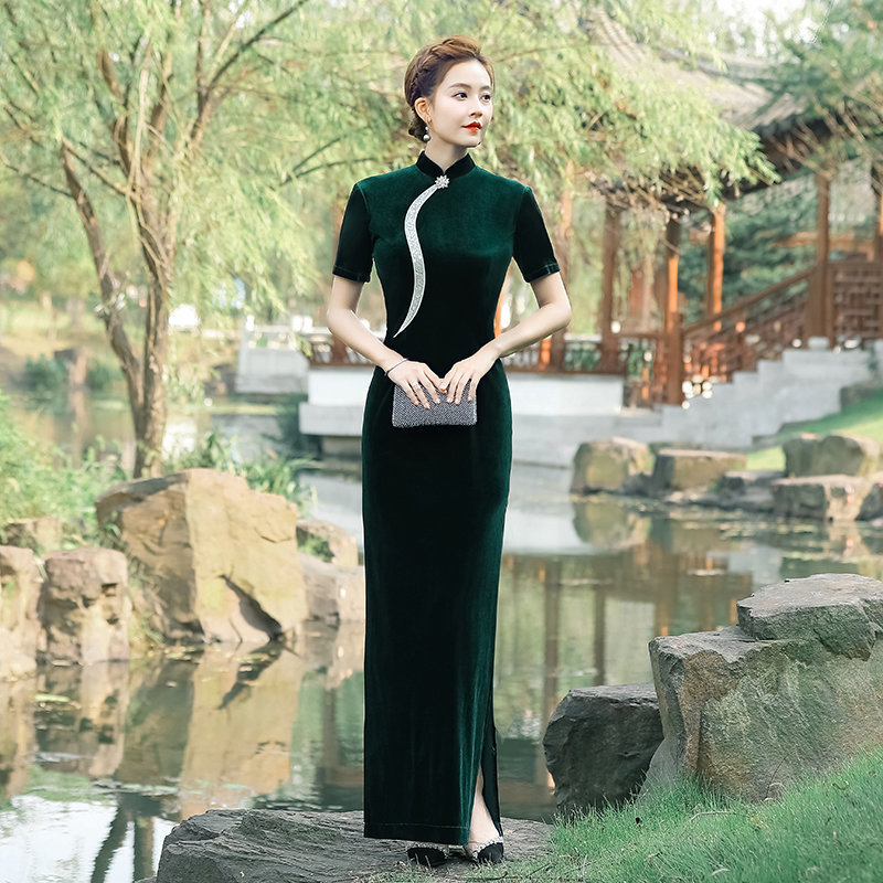Velvet Cheongsam 2026 New Elegant Purple Short-Sleeved High-End Classy Stage Performance Costume