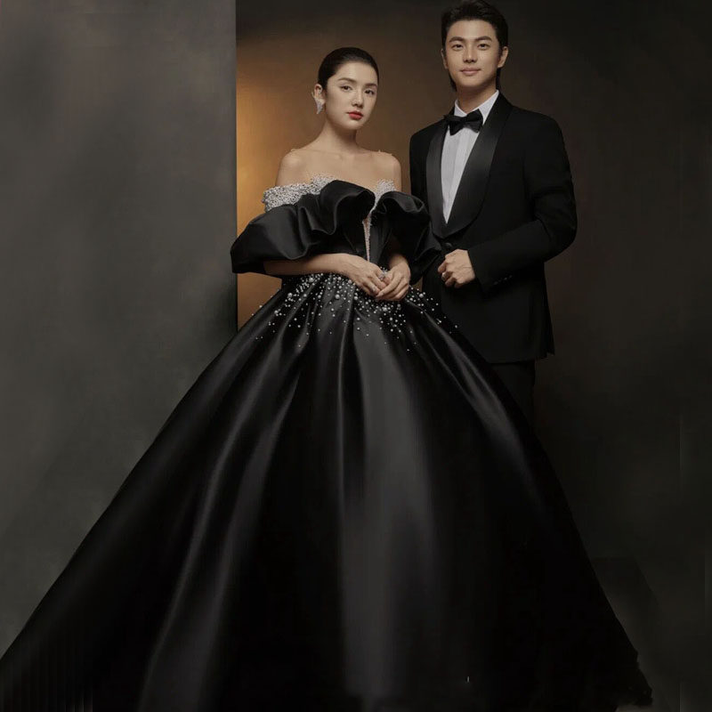 Photo studio travel photography theme clothing high-end wedding photography photo French retro photo pearl black satin dress