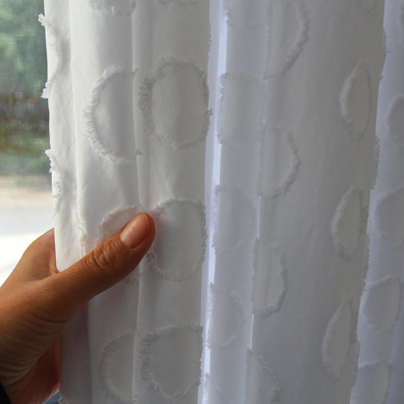 Light-transmitting and non-projecting white gauze curtains are simple and modern