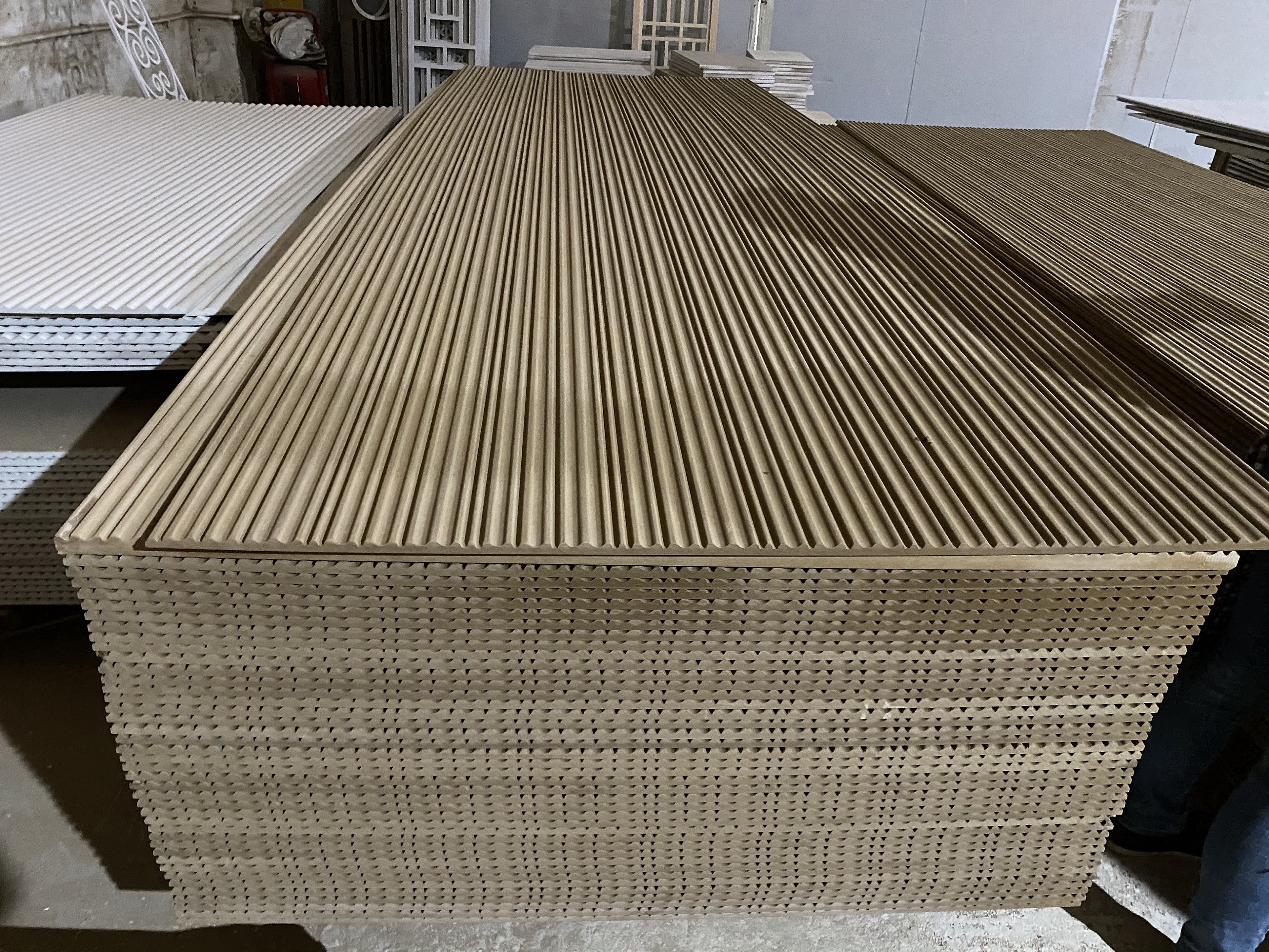 Three-dimensional irregular wave relief interior decoration partition parapet board tip semicircle carved pattern solid wood through the flower stripe