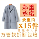 Общежитый артефакт одежды вымощен одеждой и зацепит студенческую спальню спальню кровати кровати кровать кровать кровать для головы навеса вешалка