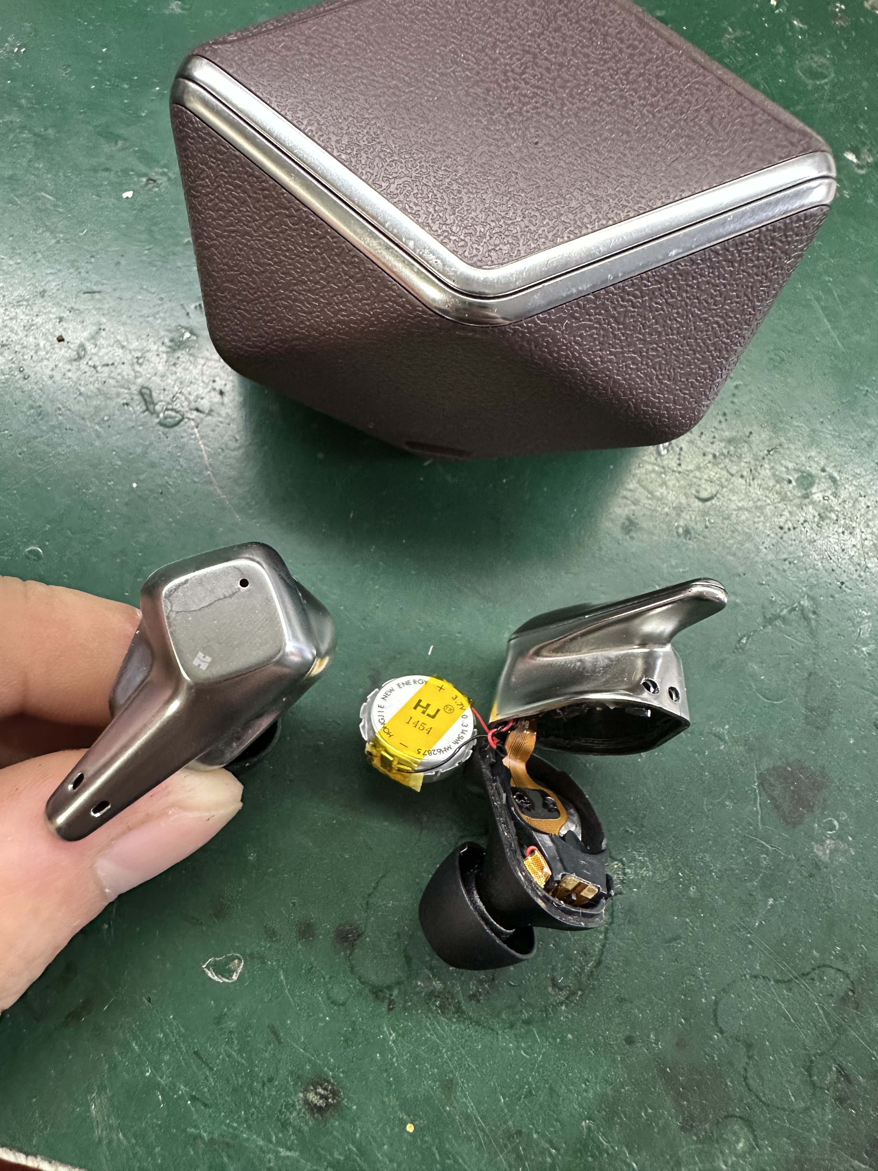 Профессиональный ремонт невключающейся Bluetooth-гарнитуры HIFIMAN Svanar Wireless Big Swan с заменой аккумулятора