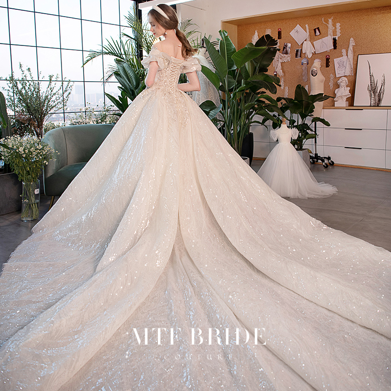 Man Tingfang (Chasing Dream Xinghe) one-shoulder wedding dress bride luxury heavy industry high-end sense big trailing main wedding dress spring