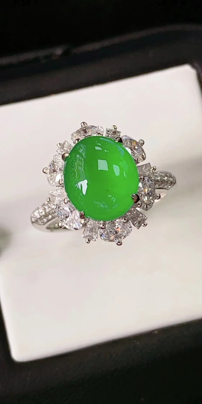 Natural Burmese Jade A-Grade Jadeite Inlaid with 18K Gold Egg-Shaped Ring Natural Burmese Jade A-Grade Jadeite Inlaid with 18K Gold Egg-Shaped Ring