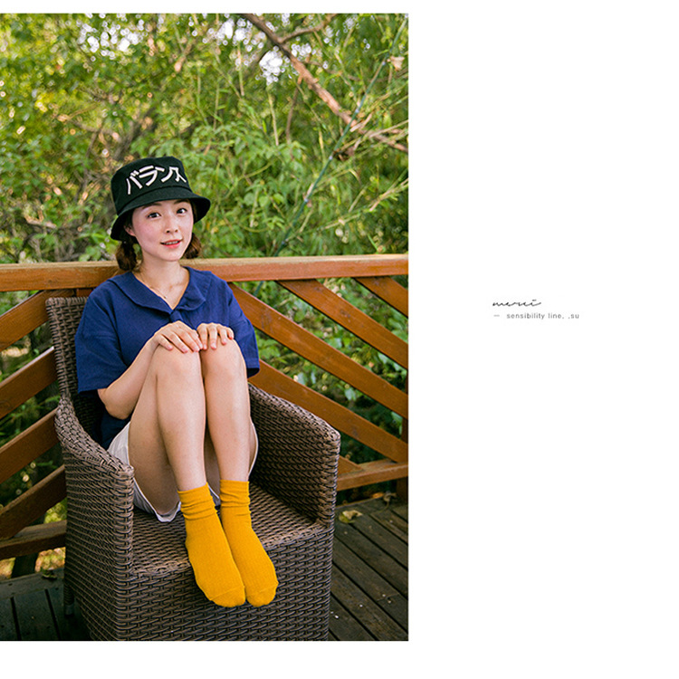 Những mẫu mùa xuân và mùa thu ngọt ngào đơn giản trong những đôi tất ống vớ nữ cổ ngắn