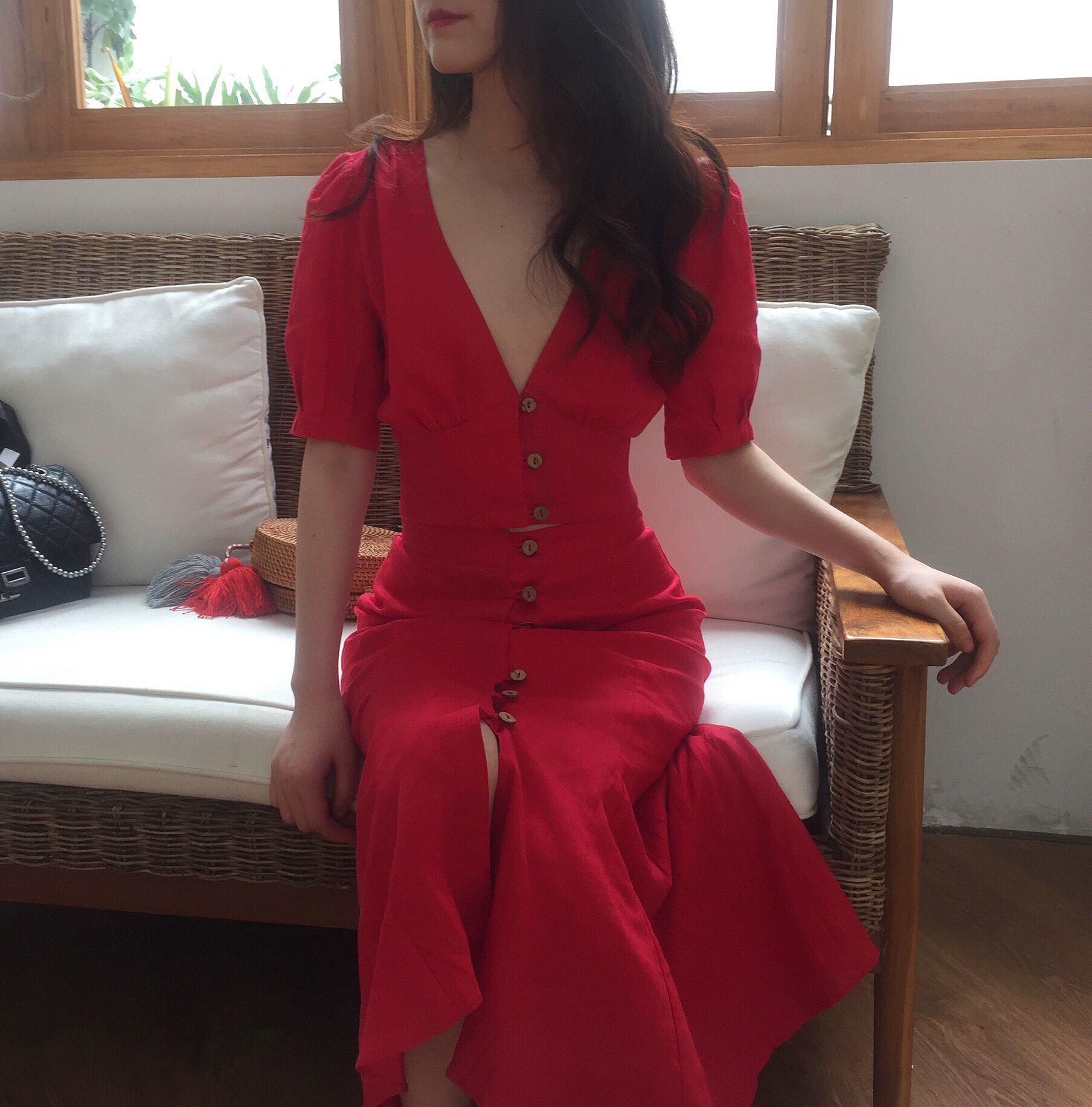Bộ đồ màu đỏ mùa hè váy hai mảnh vải lanh tính khí cổ chữ V váy đuôi cá eo cao retro xẻ tà - Váy eo cao