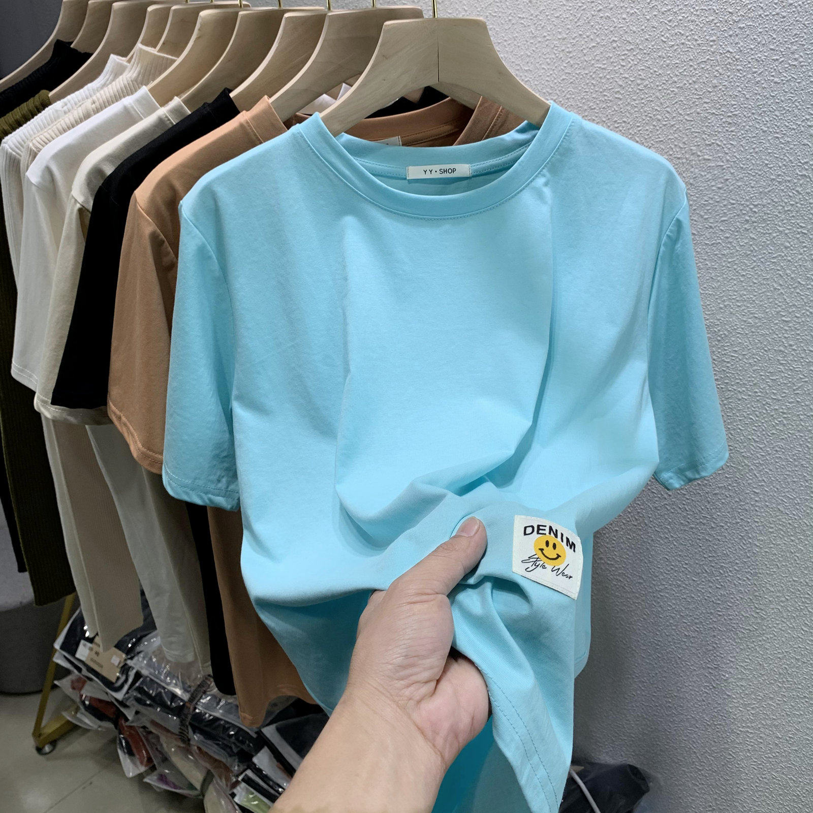 Smiley short-sleeved T-shirt women's 2022 spring and summer new design sense of small foreign style loose top student bottoming shirt trend