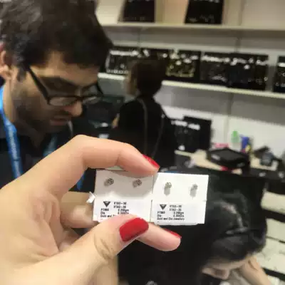 Jewelry Exhibition pt900 six-claw platinum true diamond ear needles female non-18k free wild ears, eight hearts and eight arrows to send a certificate