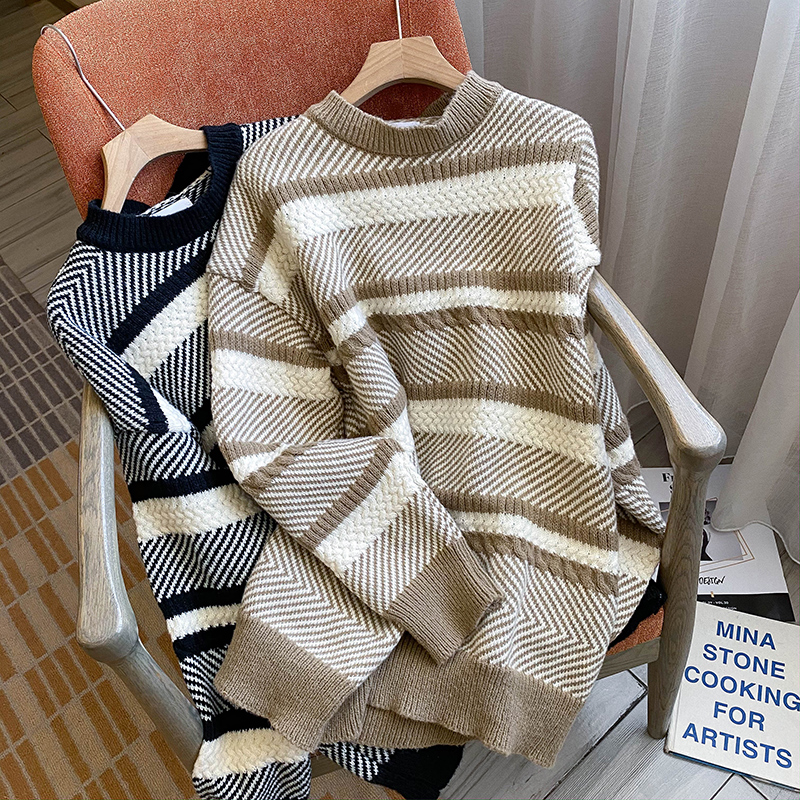 Pregnant women's online red pregnancy sweater in autumn and winter style blouses for the long winter skirts of the winter dress The undershirt suit