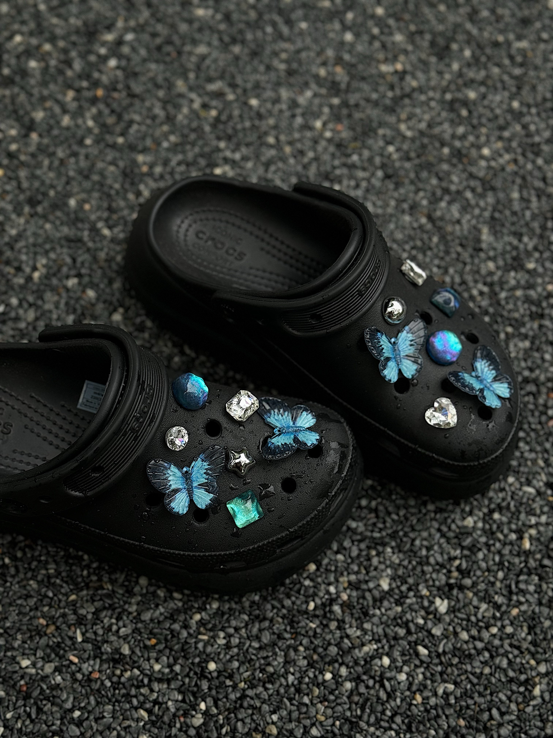 クロックスに適したオリジナルの「ブルーバタフライ」シューフラワー、ホールシューズアクセサリー、シューフラワー、シューバックルのセット