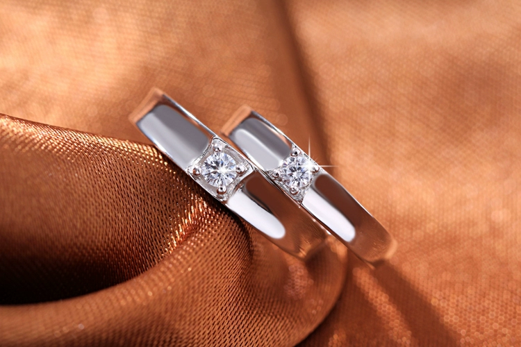 Nhẫn kim cương đôi nam nữ một cặp hôn nhân trực tiếp mở đạo cụ cưới 1 carat mô phỏng nhẫn kim cương mới nhẫn cưới bảo tín minh châu