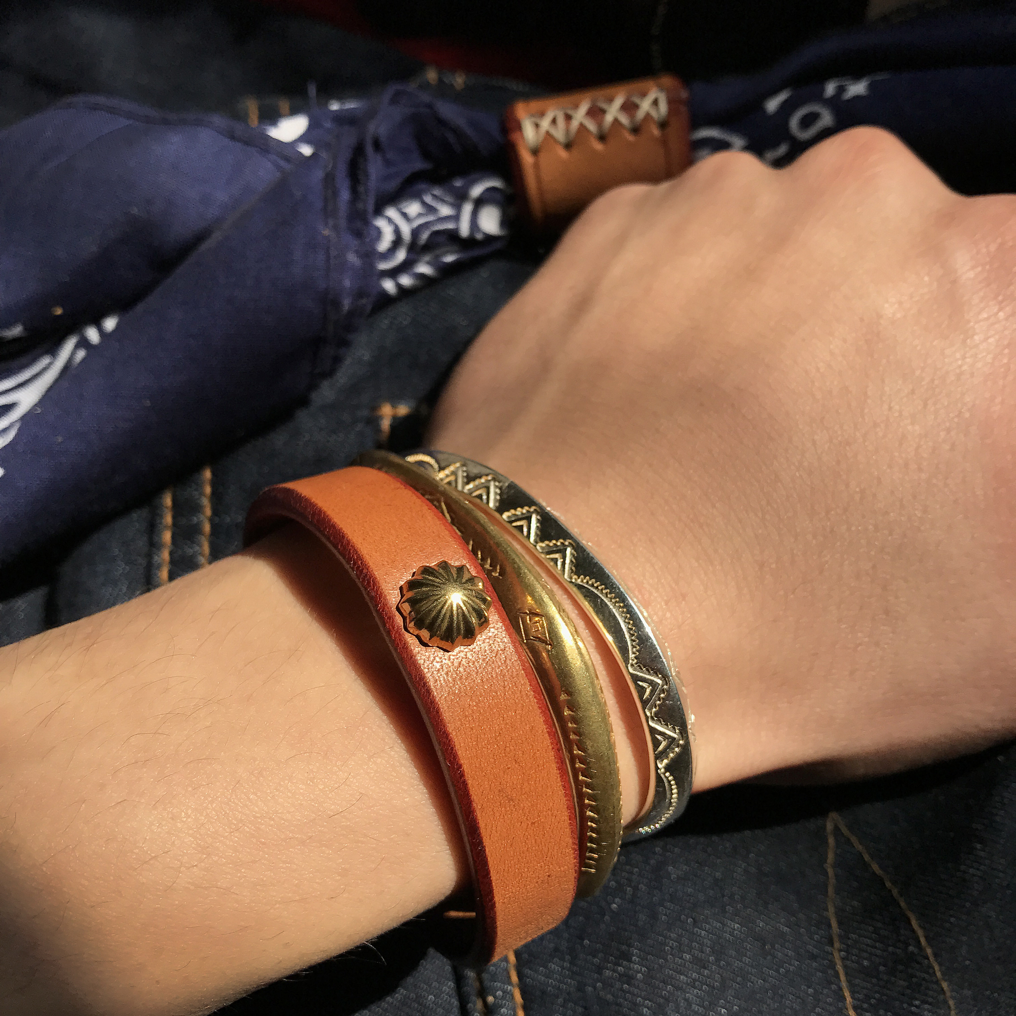 Handmade Custom Leather Bracelet Italian Vegetable Tanned Leather American Retro Personality Jewelry Brass Chrysanthemum Buckle Bracelet