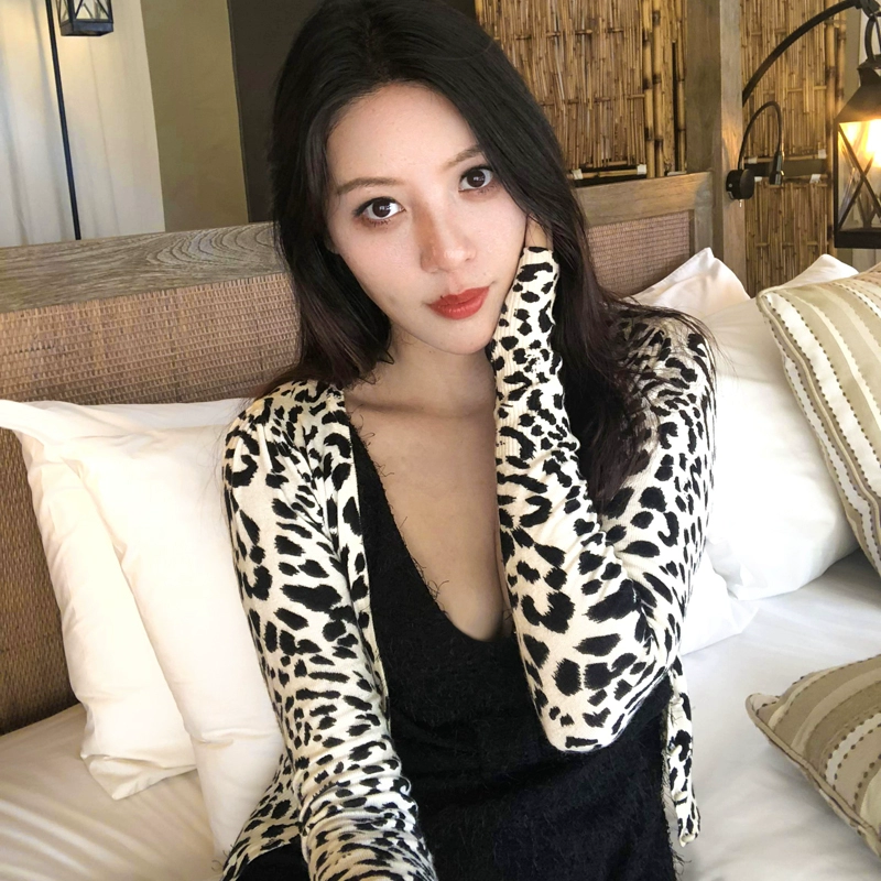 T-Baby Big Đan Áo khoác cardigan Áo len nữ ngắn hàng đầu Đen trắng Leopard Print 2020 Xuân mới - Cardigan