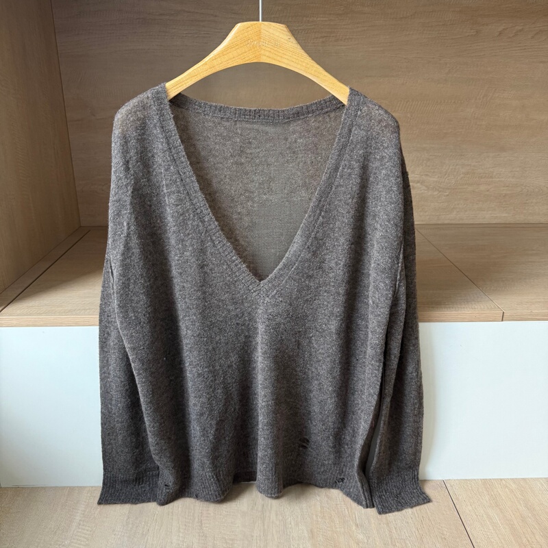 Authentic~ Designer Niche 2026 Autumn/Winter New Lightweight Soft Deep V-Neck Knitwear Minimalist Commuting Sweater