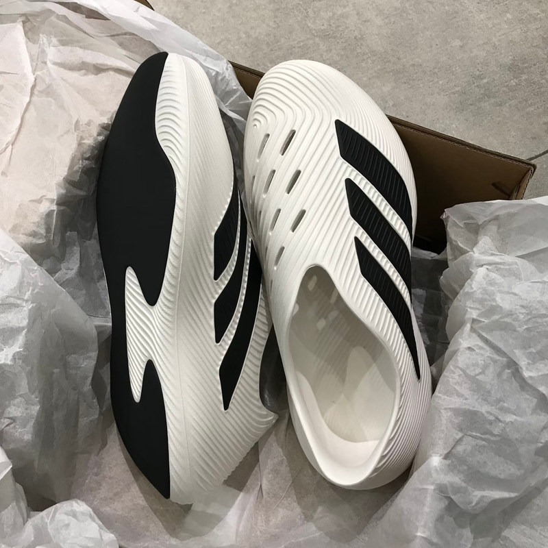 Crew Know Li Xian's Same Style Slip-On Clogs for Men and Women, Breathable Summer 2026 Sports Closed-Toe Sandals Crew Know Li Xian's Same Style Slip-On Clogs for Men and Women, Breathable Summer 2026 Sports Closed-Toe Sandals