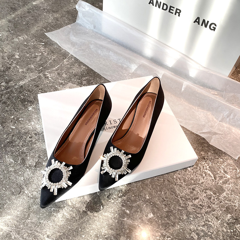 The new spring tip water drill in the new spring tip - head dress heel high heels in the neutral dress of the neat red solar flower