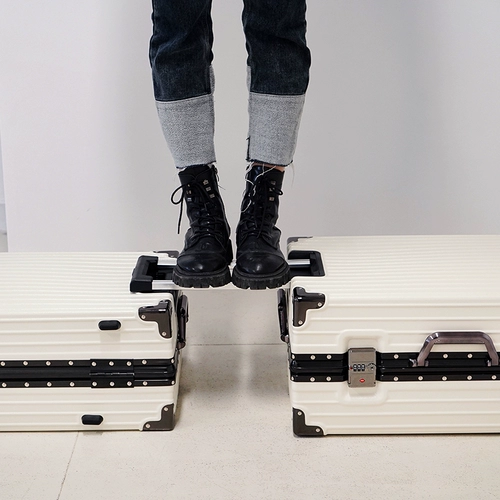 Вместительный и большой универсальный чемодан