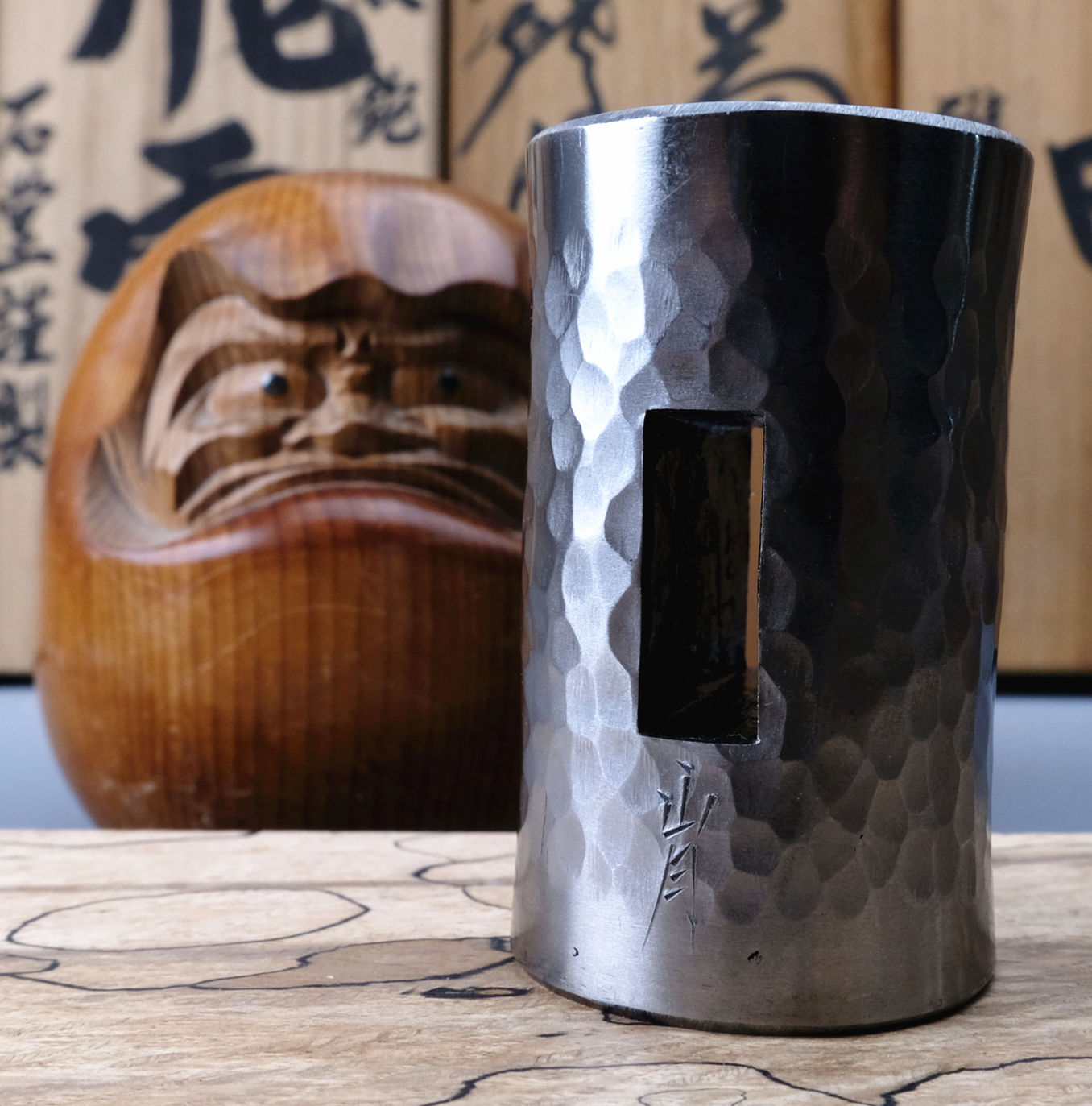 (Mountain Moon Dharmooneng) The Japanese Xuaneng chiseled with a woodwork hammer to carve the dovetail leather worker with a hammer