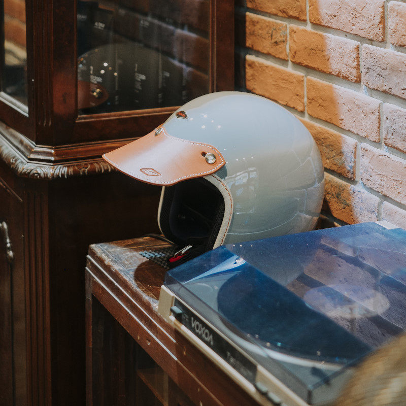 Spot Taiwan handmade retro locomotive safety helmet genuine leather peak Three points by buckle sunscreen 34 and half full helmet tongue