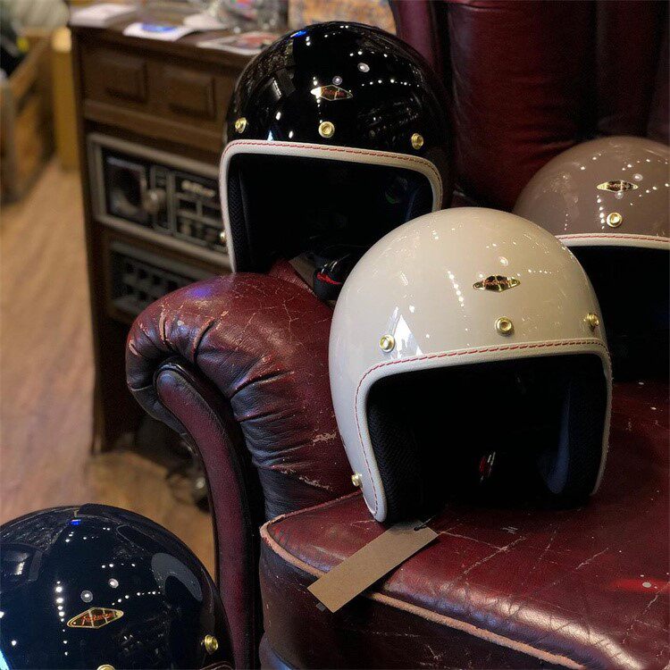 Spot Taiwan Feture electric motor vehicle safety helmet male and female couple Vespa Haregingergolocomotive 3 4 half helmet