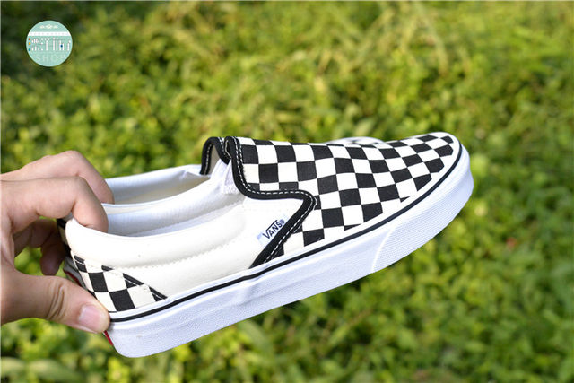 Spot ຂອງແທ້ VansSlipon checkerboard ສີດໍາແລະສີຂາວເກີບຜ້າໃບຜູ້ຊາຍແລະແມ່ຍິງຂາດຽວ VN-0EYEBWW