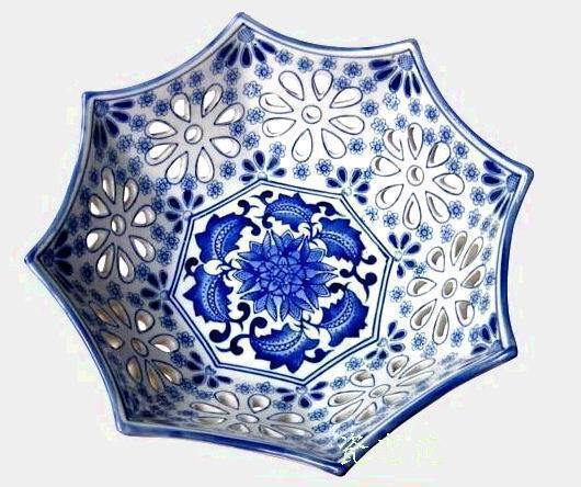The shopkeeper recommends Jingdezhen ceramic blue and white Lou Kong fruit plate new Chinese style European style decorative plate coffee table table decoration
