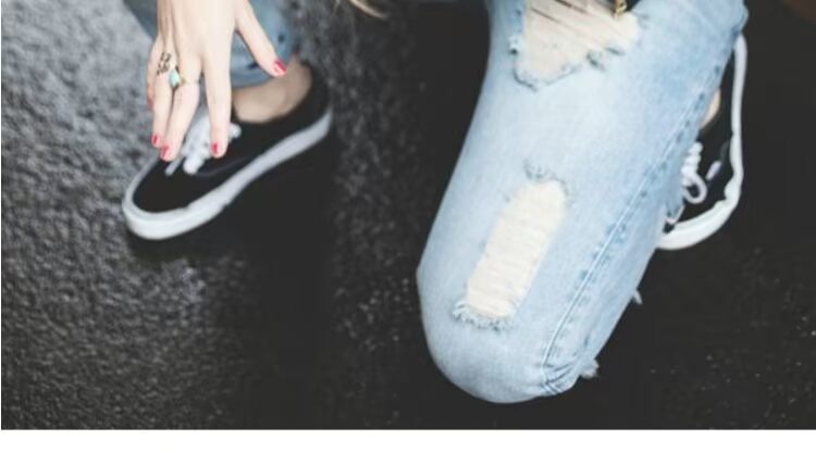 [Mặt trước] Vans Authentic đôi giày vải thấp cổ điển màu đen và trắng giày the thao nữ màu trắng