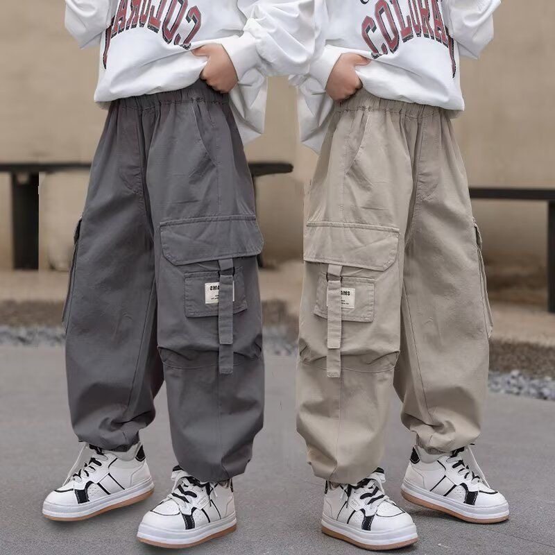 男の子用カーゴパンツ、春秋新スタイル、2026年子供用スポーツパンツ、キッズ春用ロングパンツ、男の子用クールカジュアルパンツ。