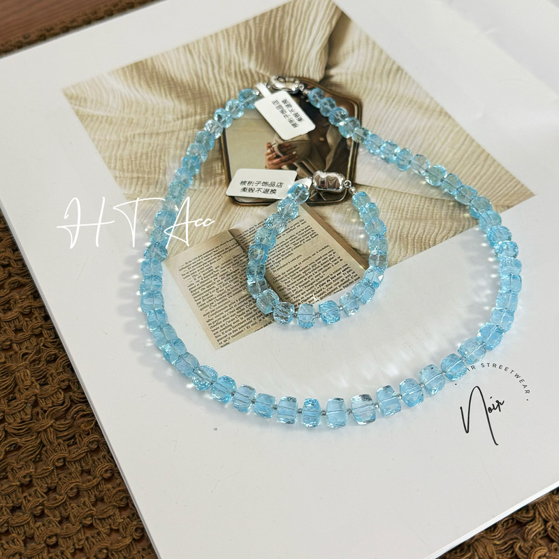 I Have a Necklace from the Series You Don'T Have, Called'Moonlight Fluorescence' with Natural Topaz, Copper Gold-Plated, Niche, Simple, and Versatile
