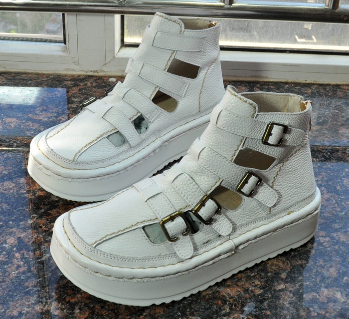 Giày nữ da Miga mới mùa hè Phiên bản Hàn Quốc của Martin Roman sandals đế bệt màu trắng tinh khiết giày ống rỗng thoáng khí - Kính khung