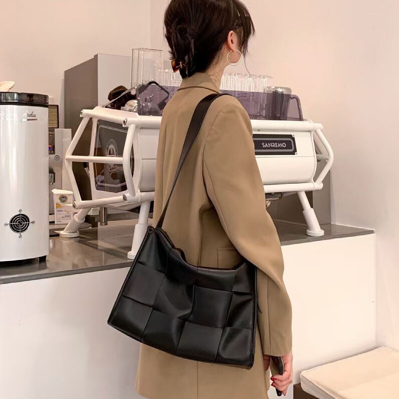由田鱼皮具箱包品牌店