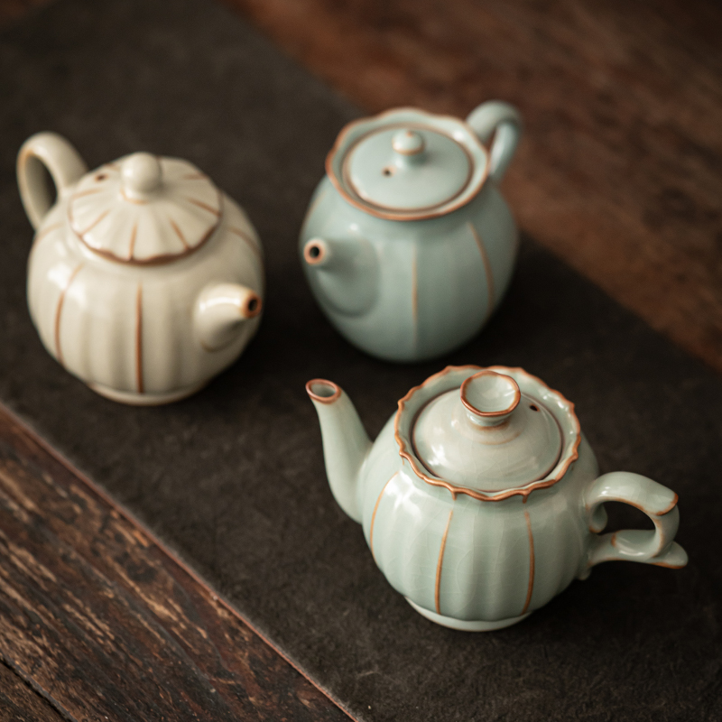 Ru Kiln Teapot Ceramic Open Sheet of Nourishing Tea Pot is making the Gongfu tea with a single pot