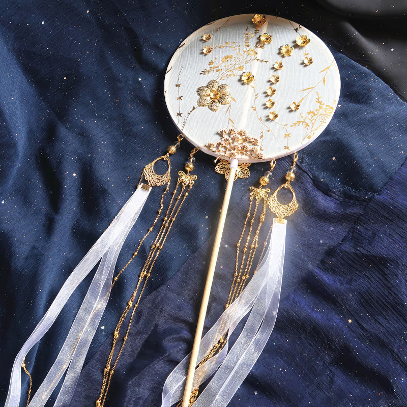 Middle country wind Han clothes break cloud fan long handle group fan Han clothes ancient wind flow Su Palace fan Ancient Embroidery Ornament Ancient Fan