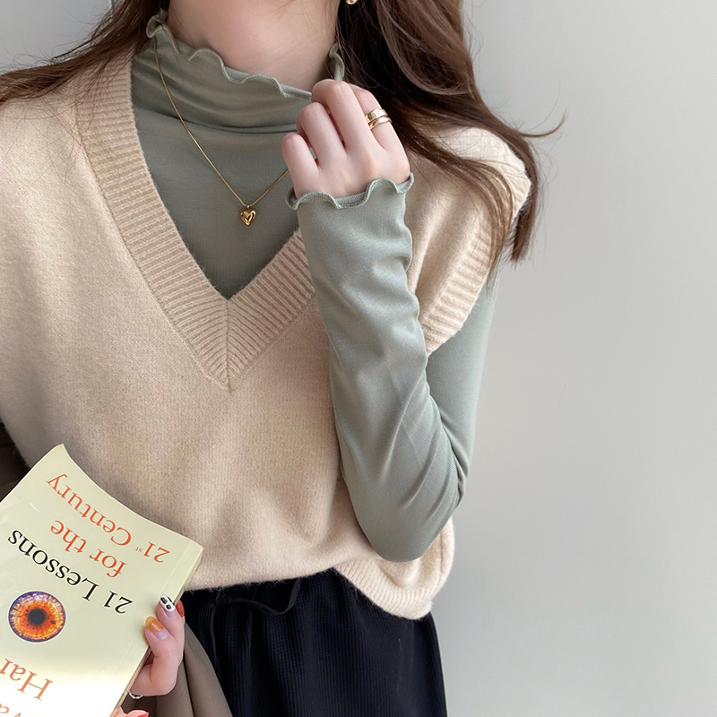 The shirt is dressed in 2023 new black half - tall spring and autumn Modale white t - shirt thin coat