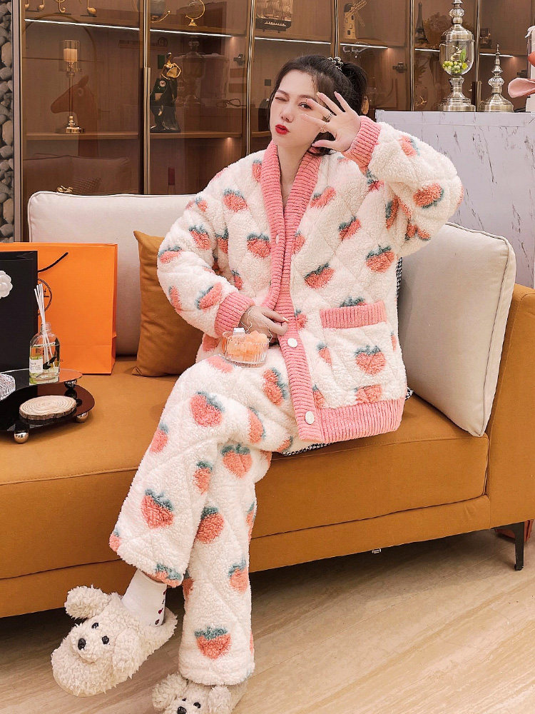 Let's have a warm winter together~ Enjoy this cozy pajamas women's autumn and winter coral fleece three-layer quilted thickening and fleece