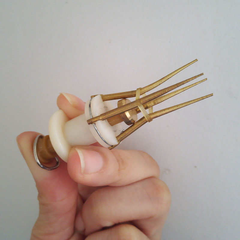 Red worm clip bait device red worm clip copper bait device particle bait hook device red worm rubber band particle rubber band