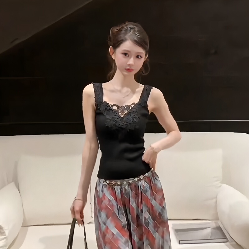Black V-Neck Lace-Trimmed Camisole for Women, New Summer Style, High-End Design, Elegant Socialite-Style Top
