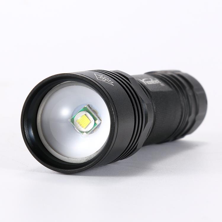 Ánh sáng chói siêu sáng có thể điều chỉnh tiêu cự đèn pin đèn led dùng pin sạc
