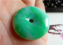 Natural light real pat on fine floating green emerald green jade petrifies with male and female jade pendant pendant