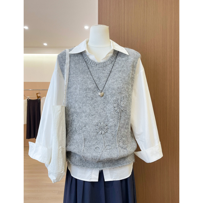 Light Gray Floral Embroidered Knitted Vest for Women, Autumn Outerwear, Layered Wear, High-End Raccoon Fur Sleeveless Top