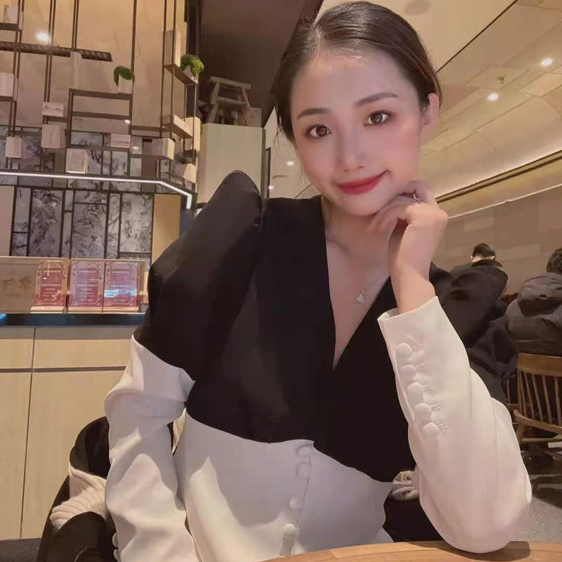 2022 early autumn new shirt women's niche design puff sleeves black and white contrast color temperament thin short top trendy