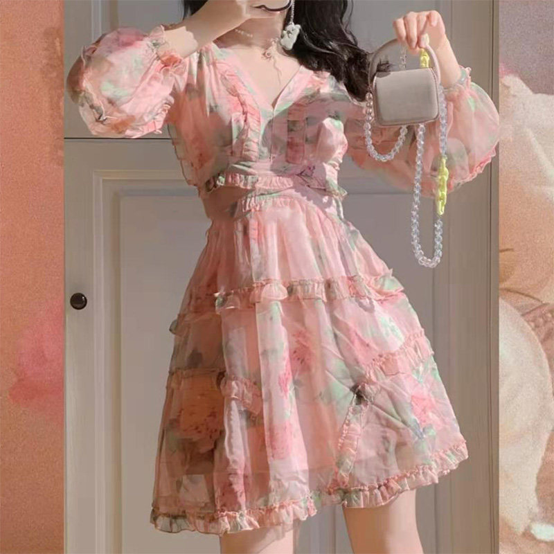 French retro dress Hepburn 2022 autumn new sweet age-reducing V-neck long-sleeved floral skirt design sense