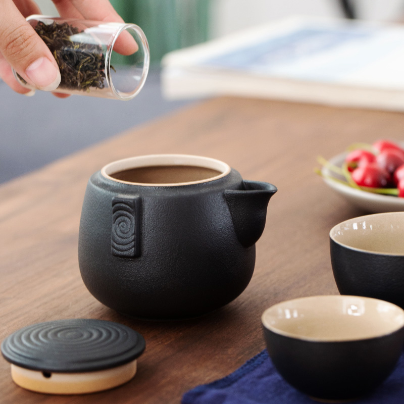 Japanese travel tea set of black suit a pot of two cups of portable package two people doing mercifully kung fu ceramic teapot tea