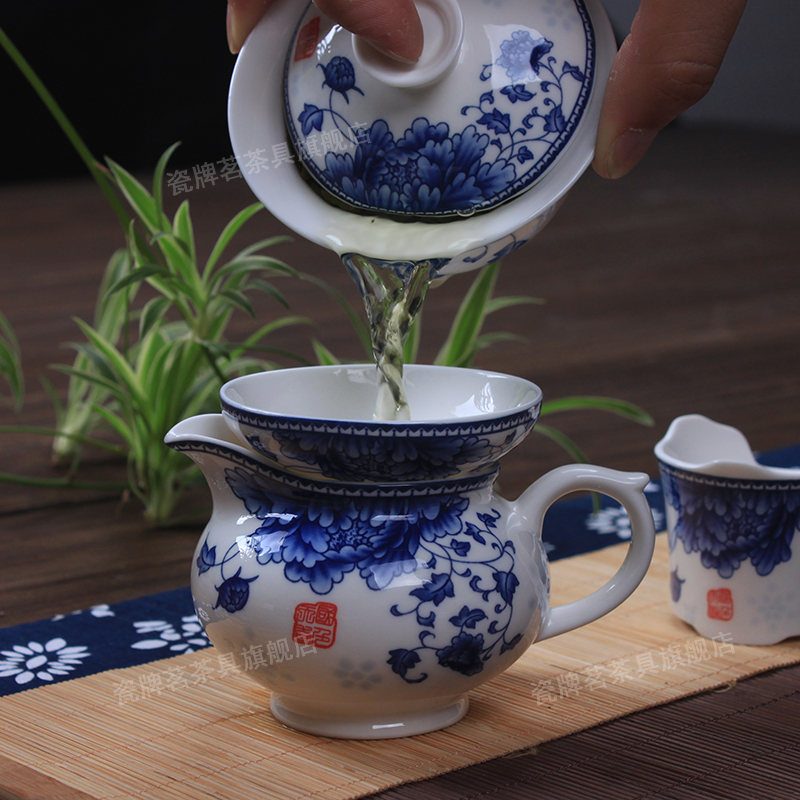 Blue and white porcelain tea set suit household ceramic kung fu tea set of a complete set of dehua white porcelain tea tureen gift cups