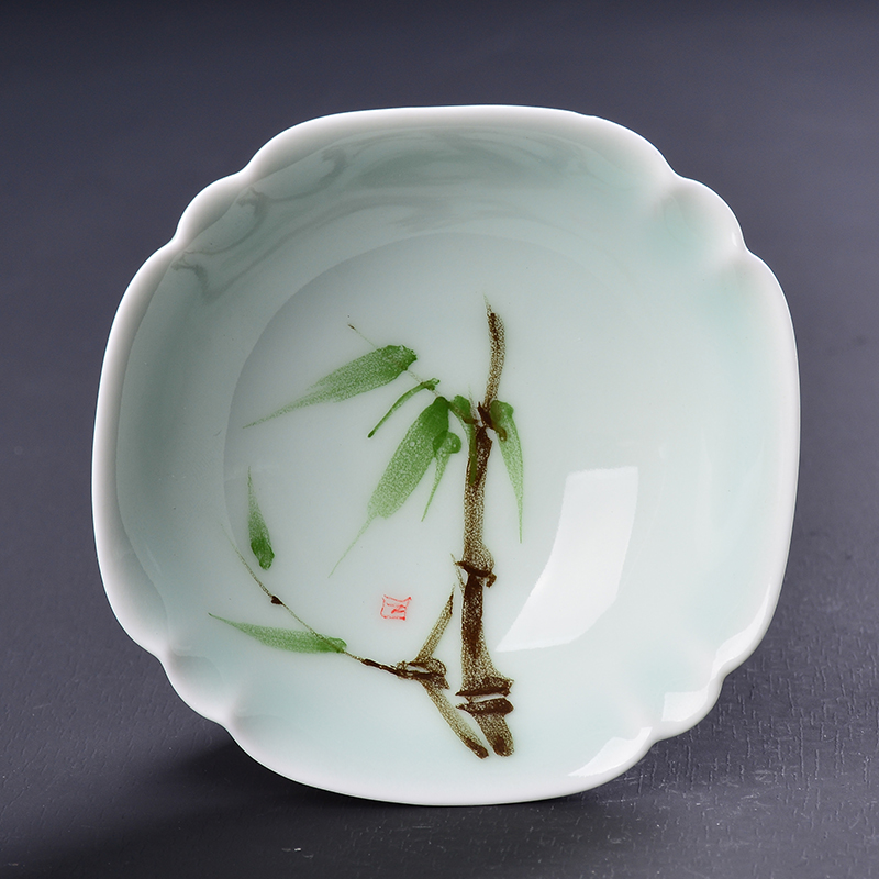 Celadon hand - made ceramic cups kung fu tea cup perfectly playable cup sample tea cup host a glass of water but small cup under the glaze color