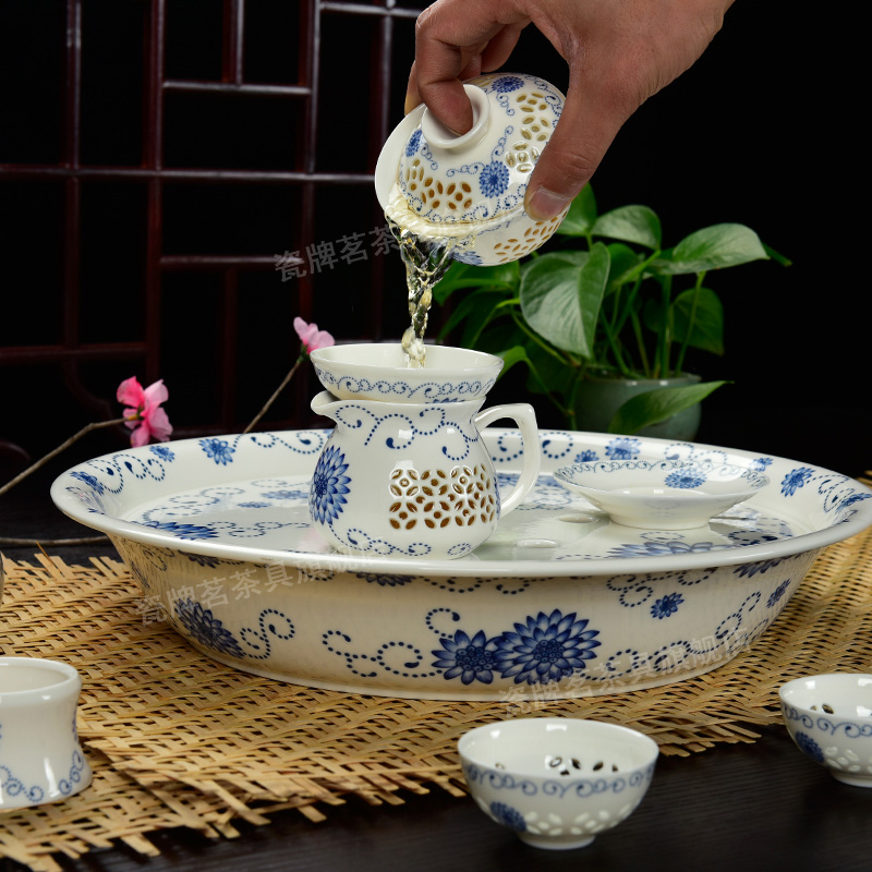 Blue and white porcelain and exquisite tea sets the market hollow - out kung fu tea set with ceramic round large ground tea saucer