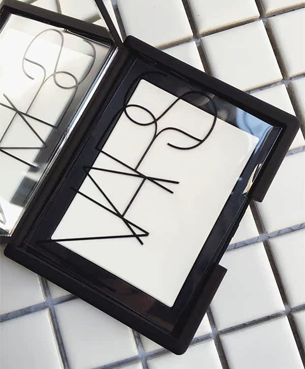 Nga mua phấn phủ NARS lỏng lẻo bột mật ong mờ sáng bộ phấn trang điểm kiểm soát dầu vuông 7G / vòng 10G bánh trắng - Quyền lực phấn phủ perfect diary