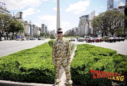 Потрясающие штаны Crystal Pole Porcel O27141 с тремя ногами от adidas x Jeremy Scott