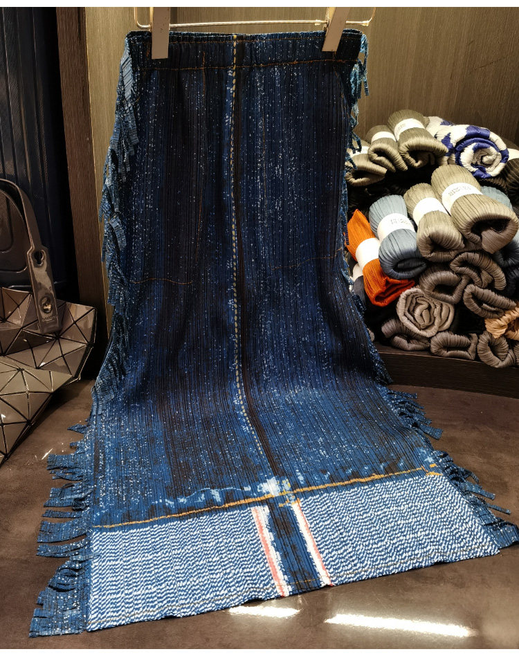 Chân váy jean nữ cạp cao ôm hông dáng dài tua rua in họa tiết denim — Màu xanh lam chi tiết 9