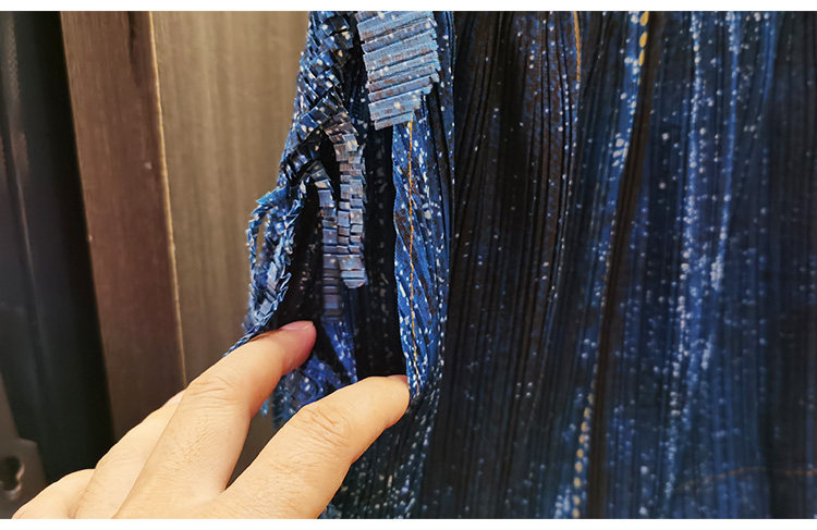 Chân váy jean nữ cạp cao ôm hông dáng dài tua rua in họa tiết denim — Màu xanh lam chi tiết 11
